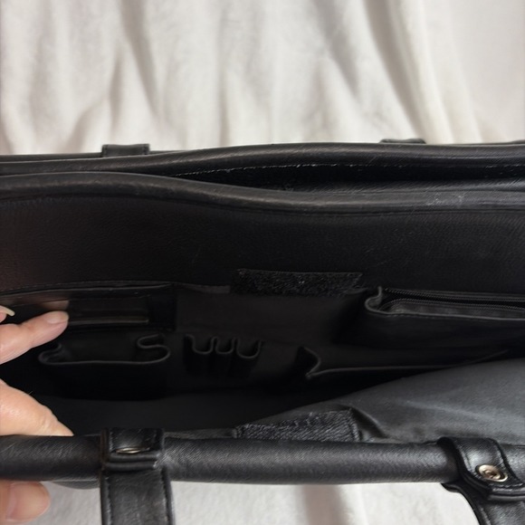 Pelle Studio Wilsons 16"x12"x5" Black Leather Laptop Bag Messenger Briefcase - Picture 2 of 6
